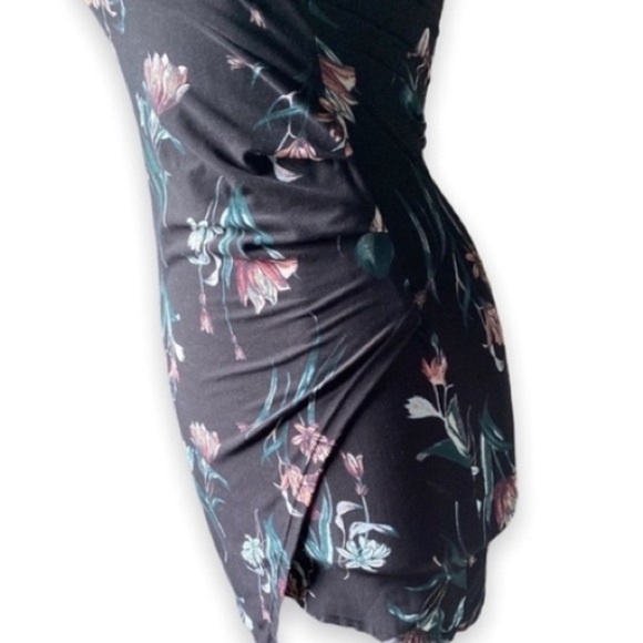 219. Streetwear Society 𝅺Floral dress. Wrap style, black and floral. - Picture 3 of 5